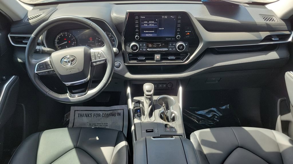Used 2021 Toyota Highlander XLE image 11