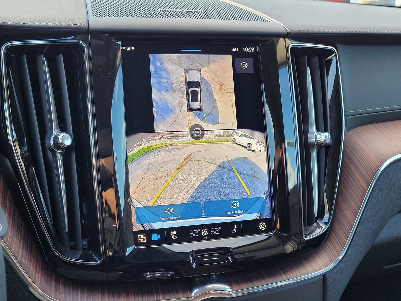 Certified 2024 Volvo XC60 T8 Ultimate w/ Protection Package Premier image 24