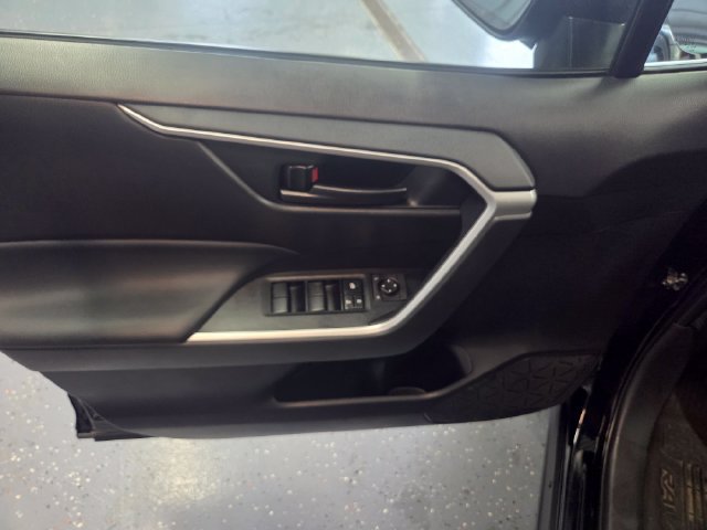 Used 2025 Toyota RAV4 LE AWD/4WD image 7