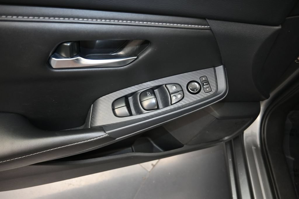 Used 2024 Nissan Sentra SV FWD image 11