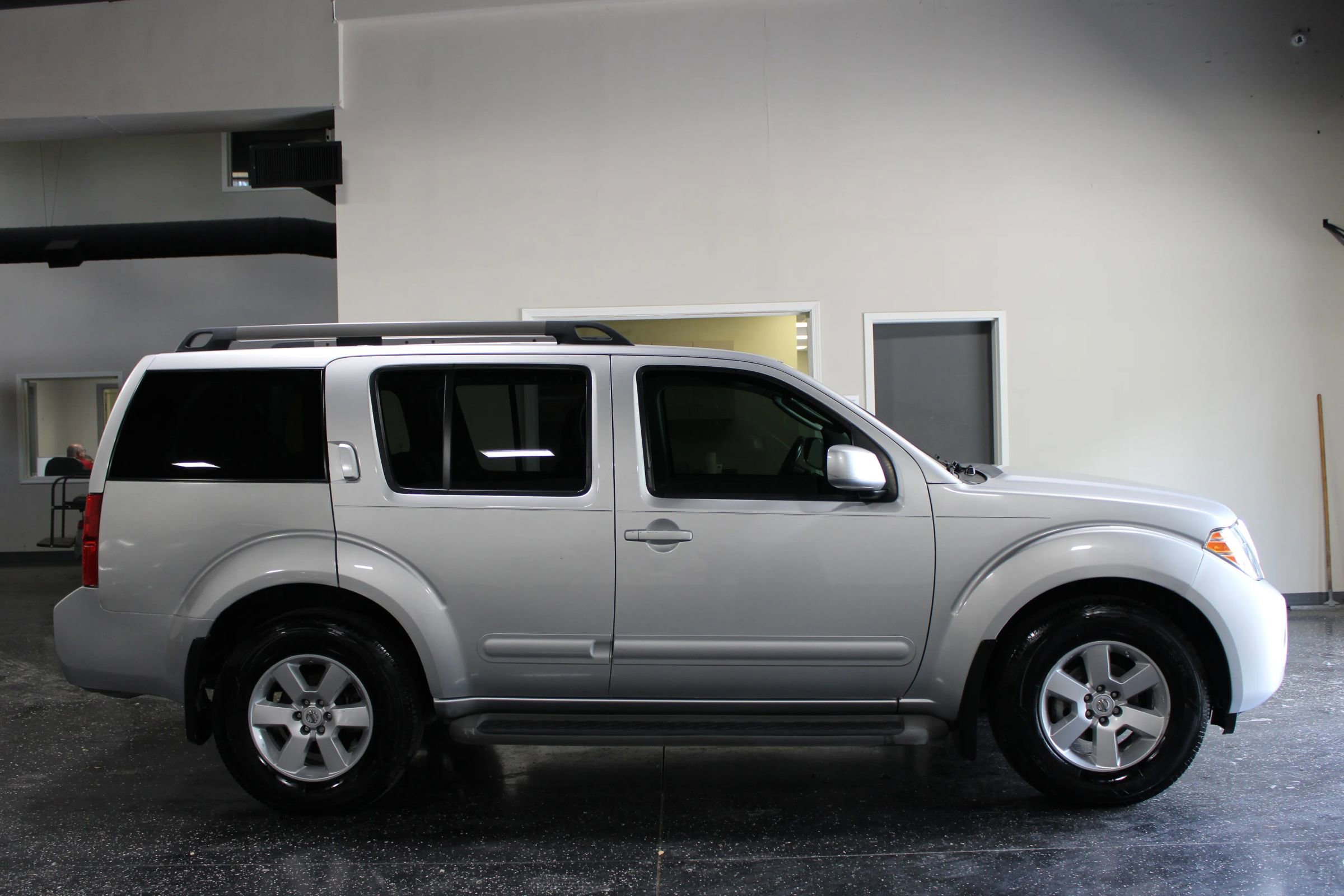 Used 2009 Nissan Pathfinder SE RWD image 2
