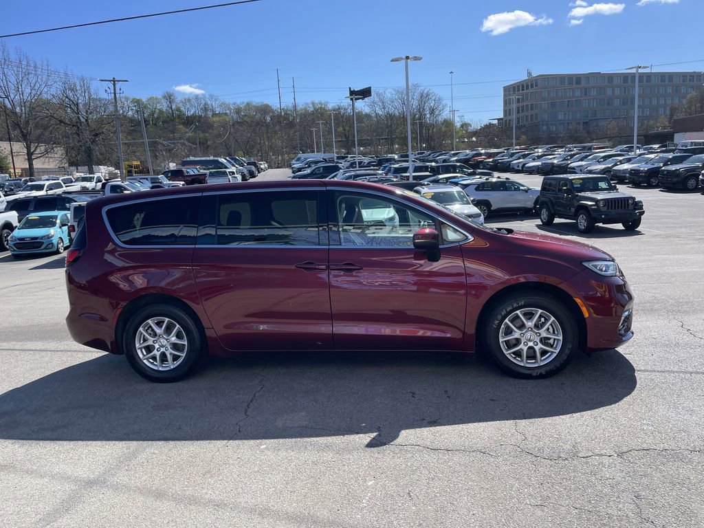Certified 2023 Chrysler Pacifica Touring-L image 7