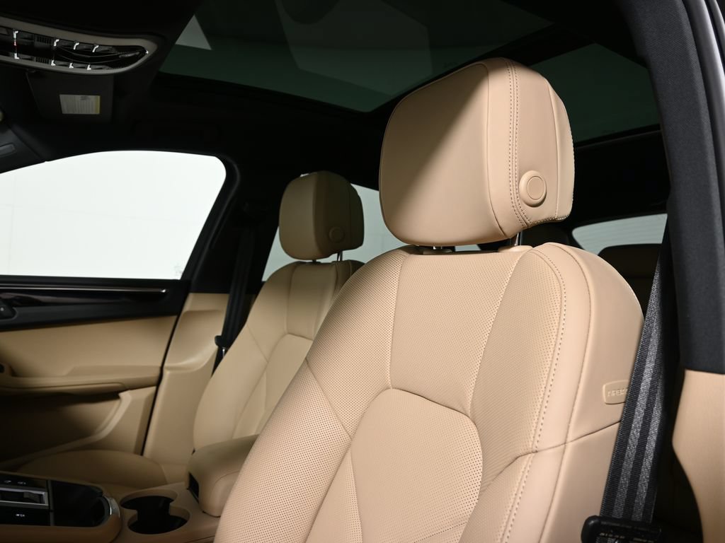 New 2026 Porsche Macan AWD/4WD image 15