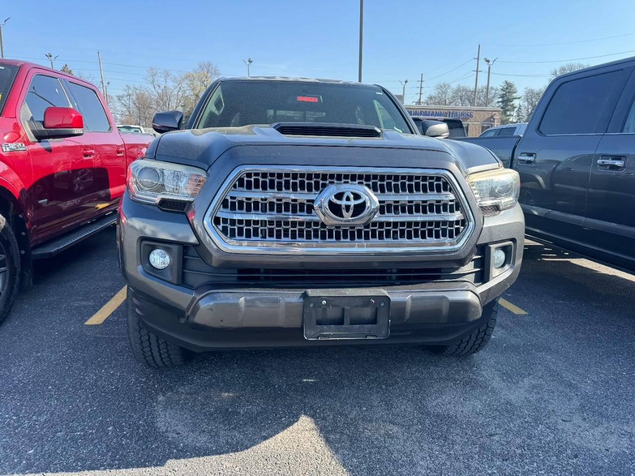 Used 2016 Toyota Tacoma TRD Sport w/ Towing Package image 3