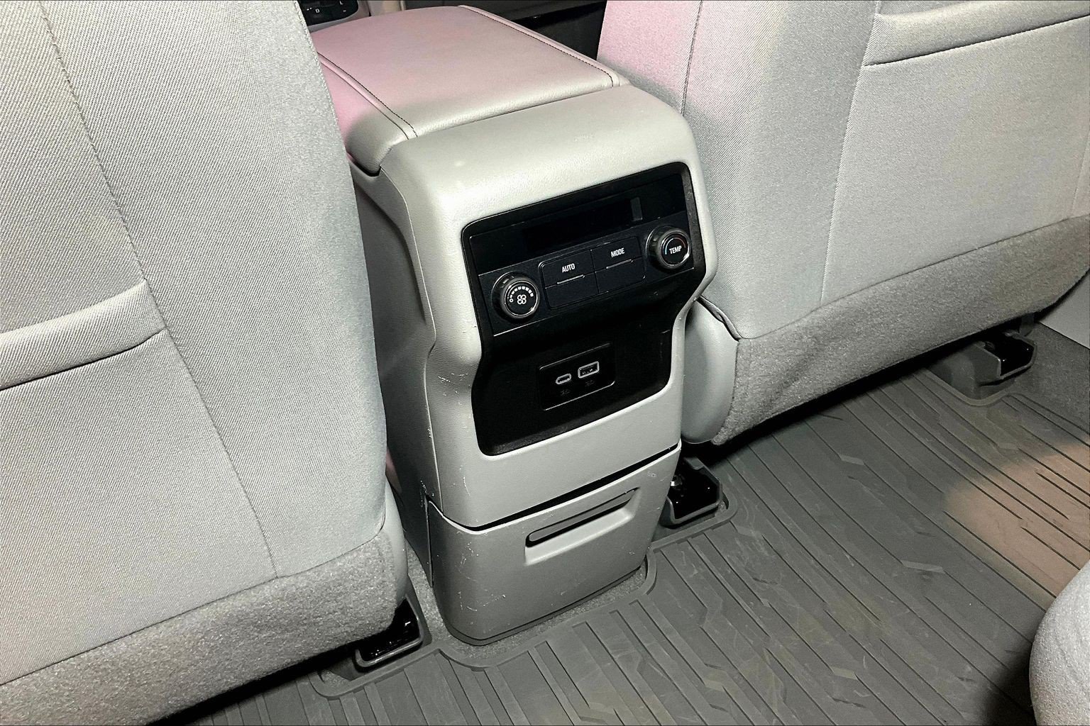Used 2022 GMC Acadia SLE FWD image 11