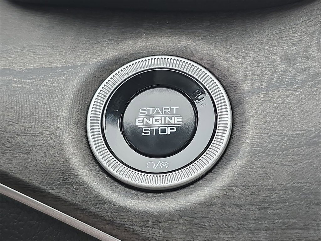 Used 2025 Jeep Grand Cherokee Limited w/ Black Appearance Package image 17