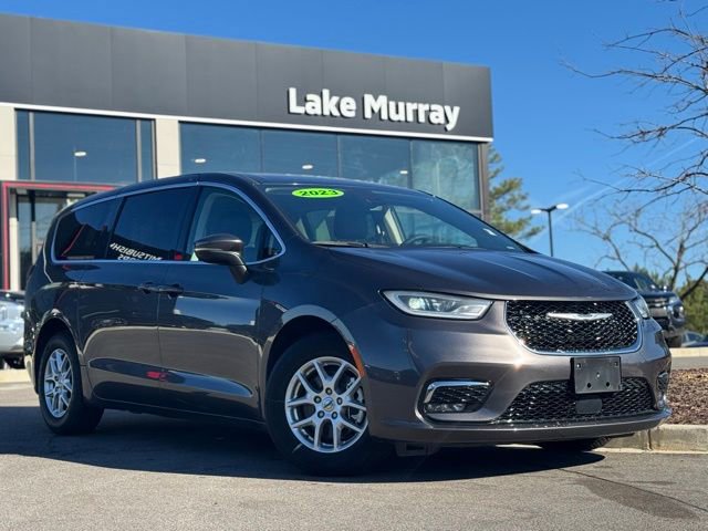 Used 2023 Chrysler Pacifica Touring-L image 1