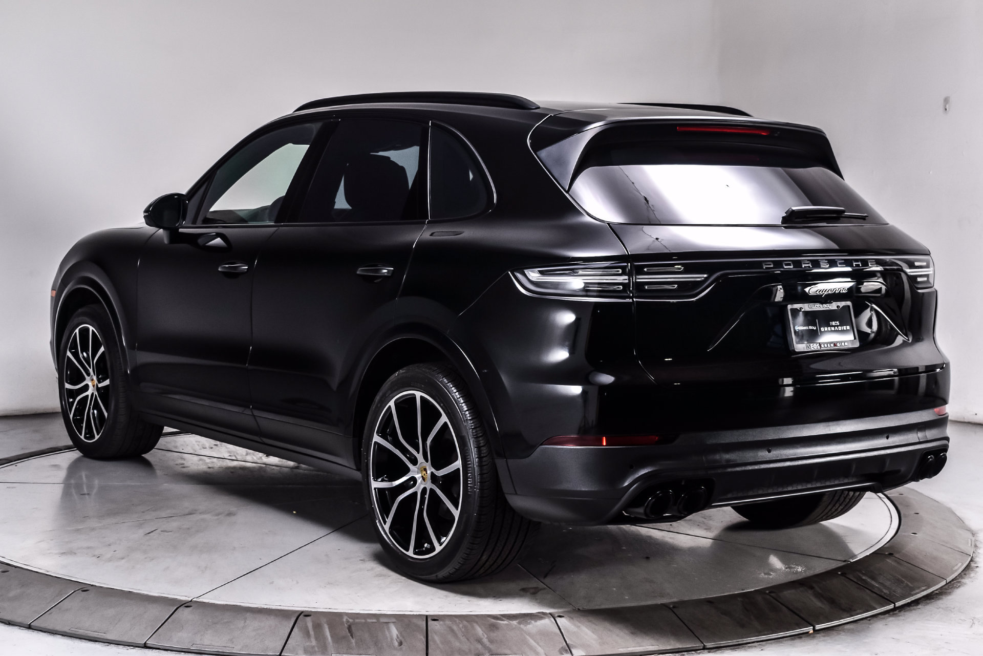 Used 2023 Porsche Cayenne Platinum Edition AWD/4WD image 4