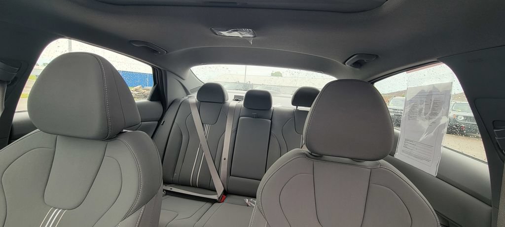 Used 2025 Hyundai Elantra SEL FWD image 19