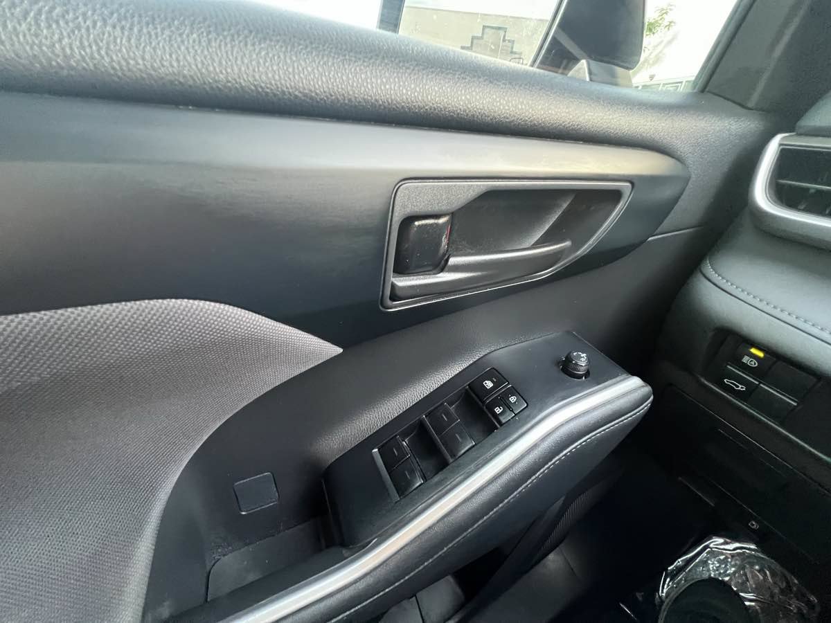 Used 2023 Toyota Highlander LE AWD/4WD image 34
