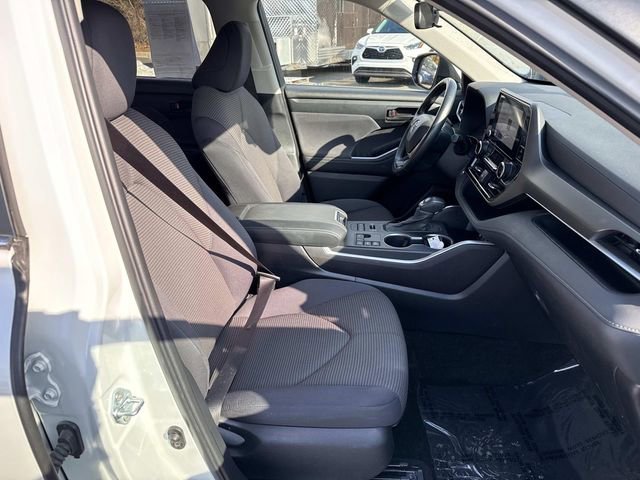 Used 2024 Toyota Highlander LE image 9