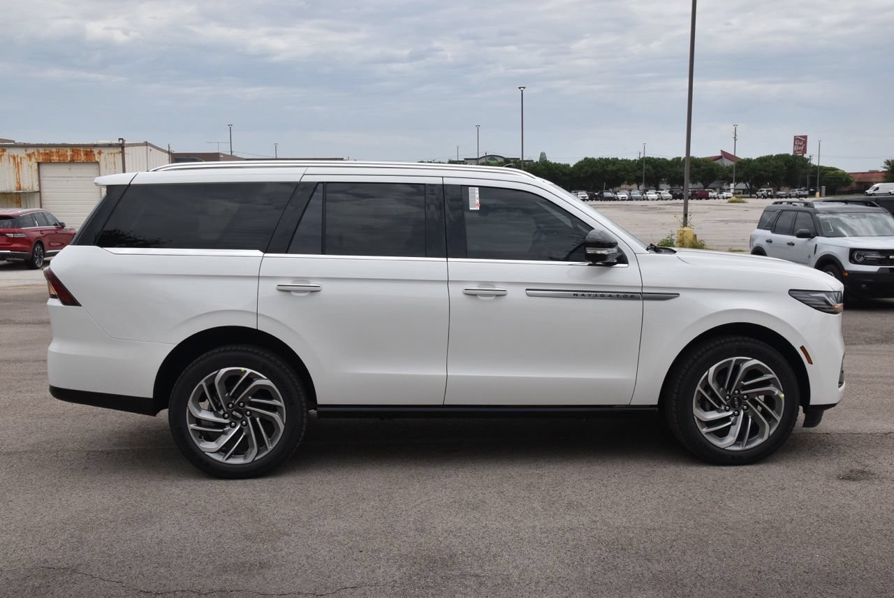 New 2026 Lincoln Navigator Reserve AWD/4WD image 5