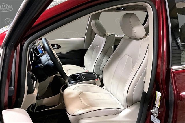 Used 2017 Chrysler Pacifica Limited w/ UConnect Theater Package image 13