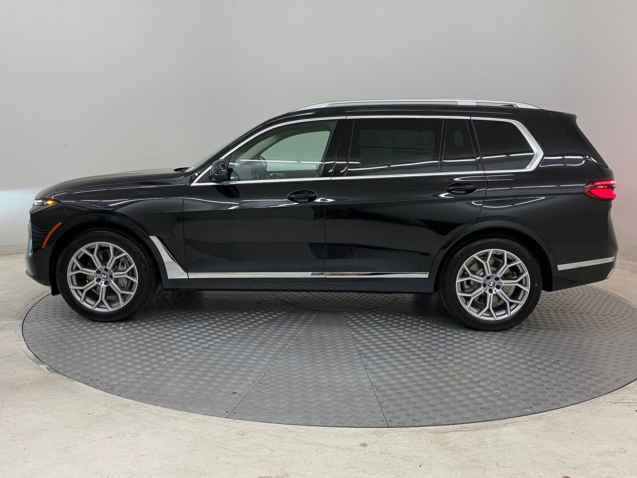 Used 2026 BMW X7 xDrive40i w/ Premium Package image 2