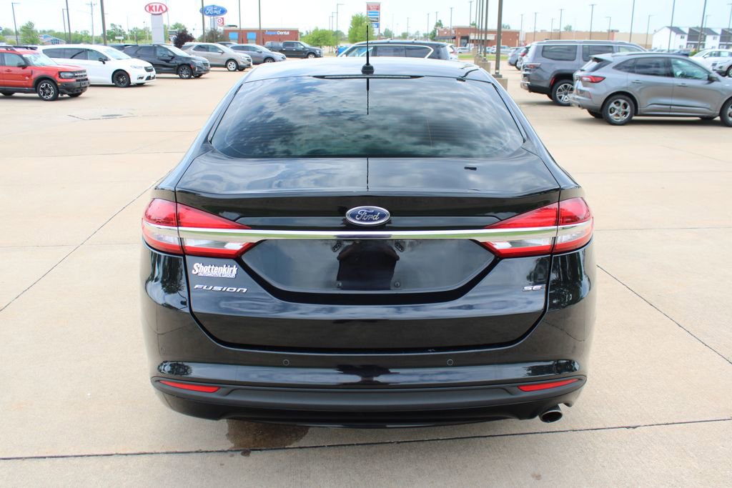 Used 2017 Ford Fusion SE FWD image 13
