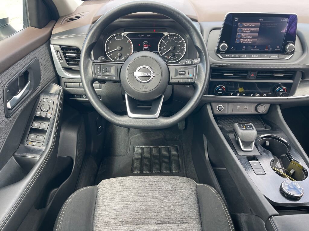 Used 2023 Nissan Rogue SV image 2