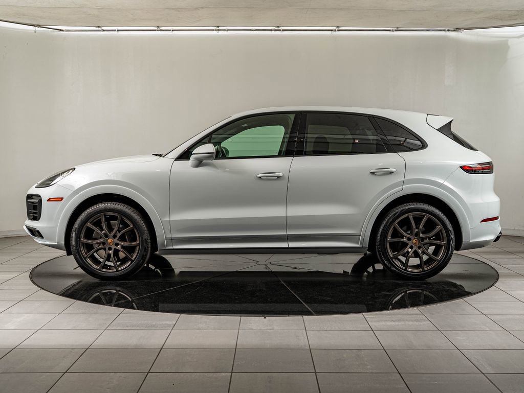 Certified 2023 Porsche Cayenne Platinum Edition image 2