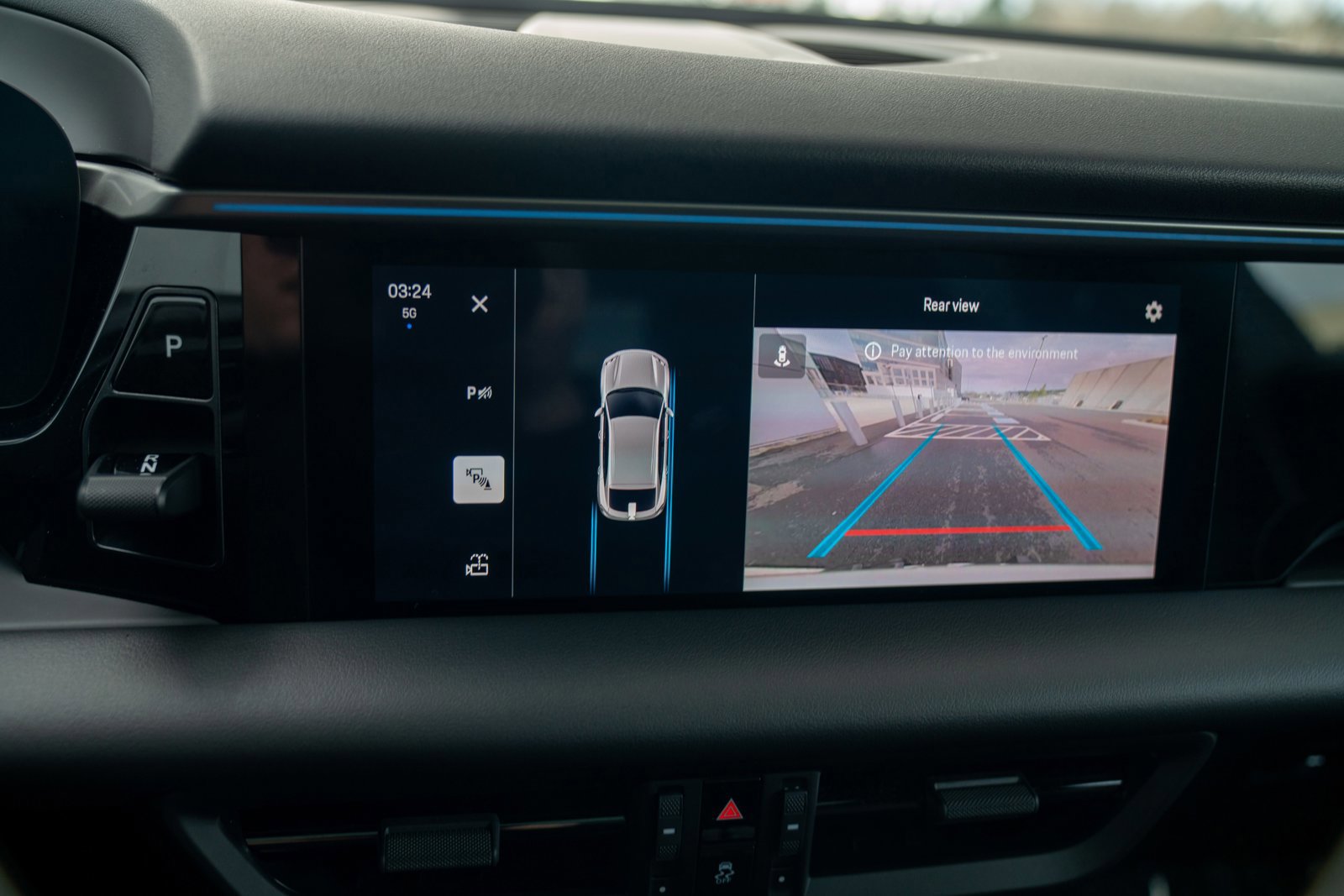 Certified 2025 Porsche Macan Electric image 17