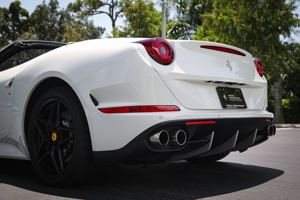 Used 2015 Ferrari California T RWD image 19