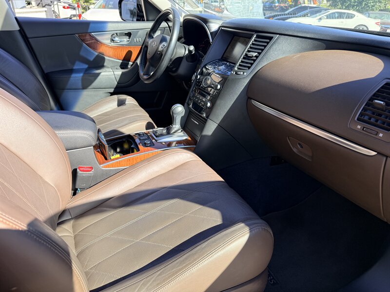 Used 2011 INFINITI FX35 AWD w/ Premium Pkg image 31