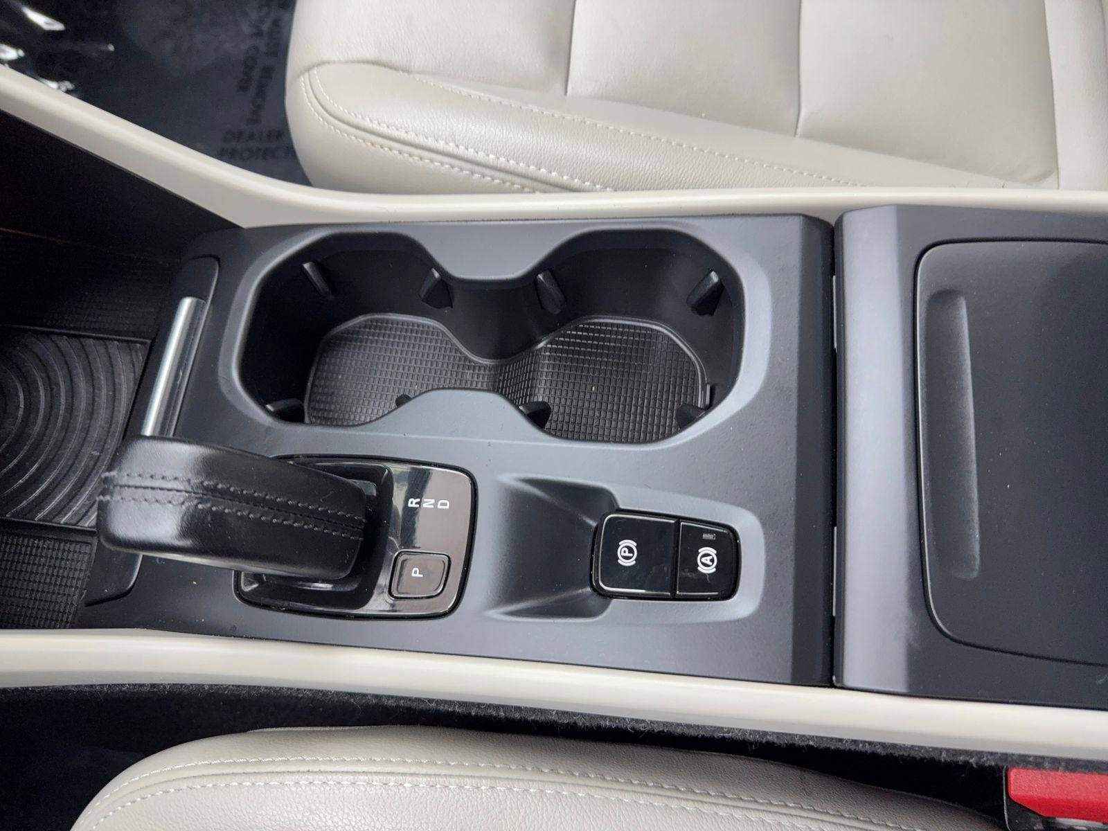 Used 2019 Volvo XC40 T4 Momentum image 32