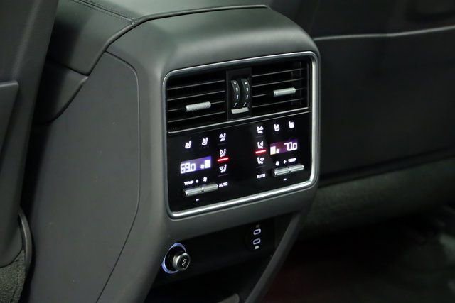 Used 2022 Porsche Cayenne Platinum Edition image 38