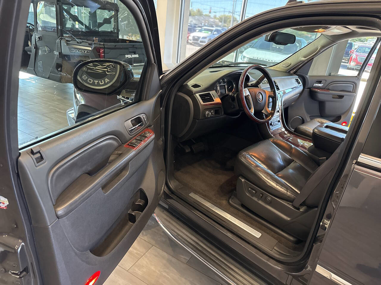 Used 2011 Cadillac Escalade Luxury image 23