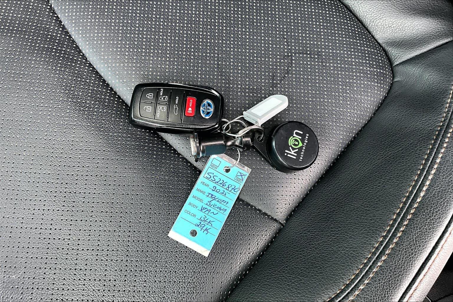 Certified 2025 Toyota Sienna Limited FWD image 15