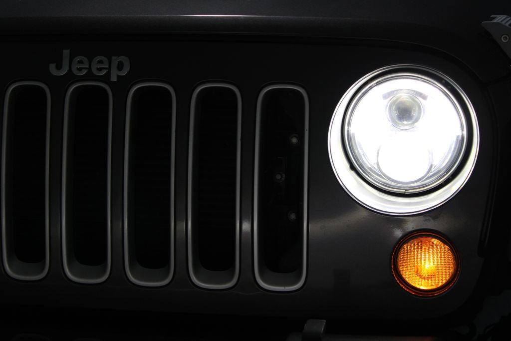 Used 2016 Jeep Wrangler Unlimited Sahara w/ Dual Top Group image 43