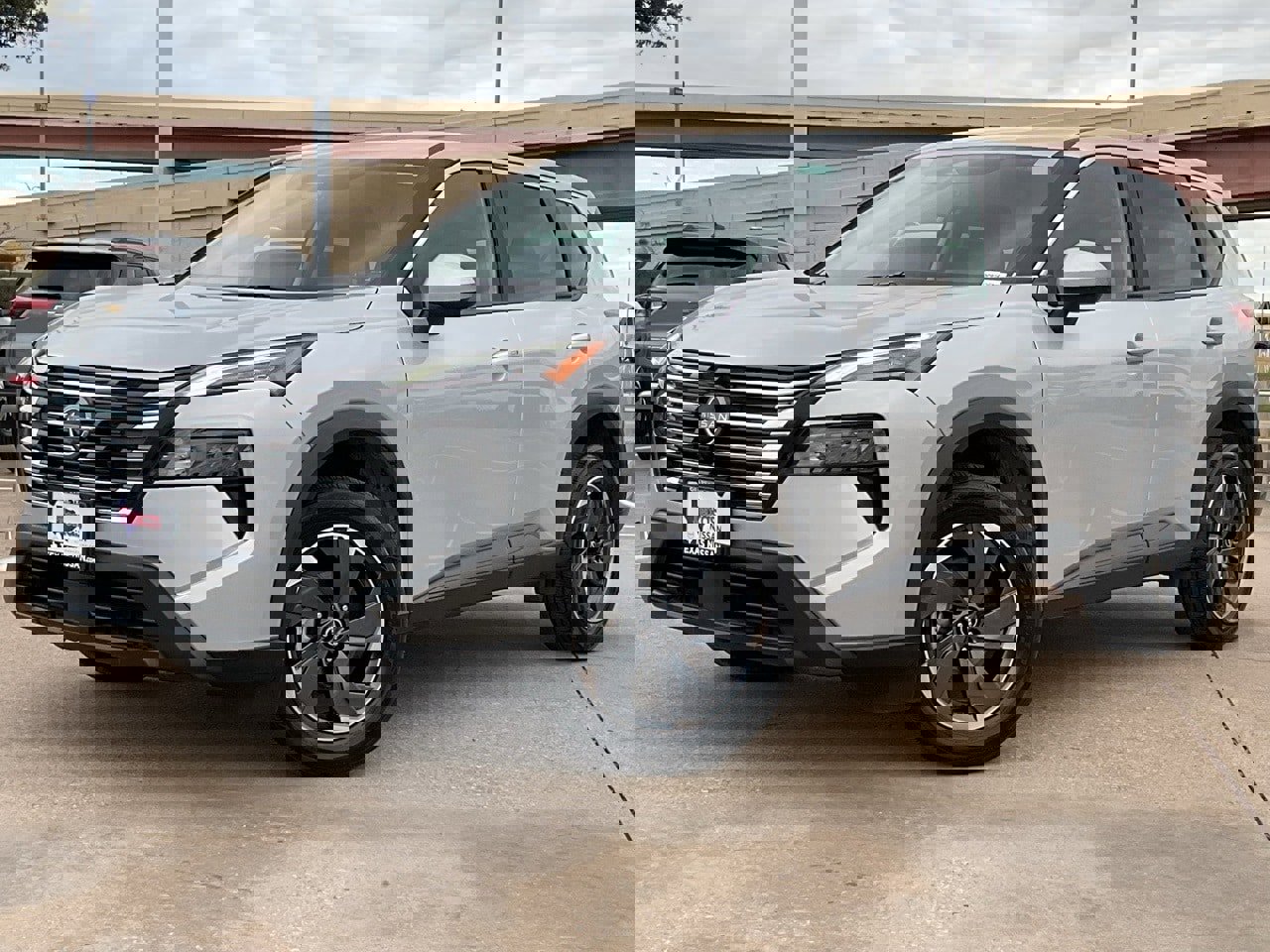 Used 2025 Nissan Rogue SV image 2