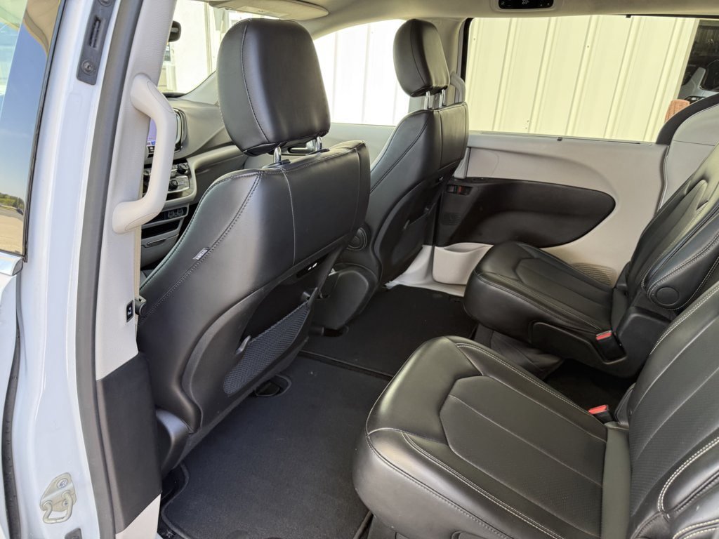 Used 2024 Chrysler Pacifica Touring-L FWD image 12