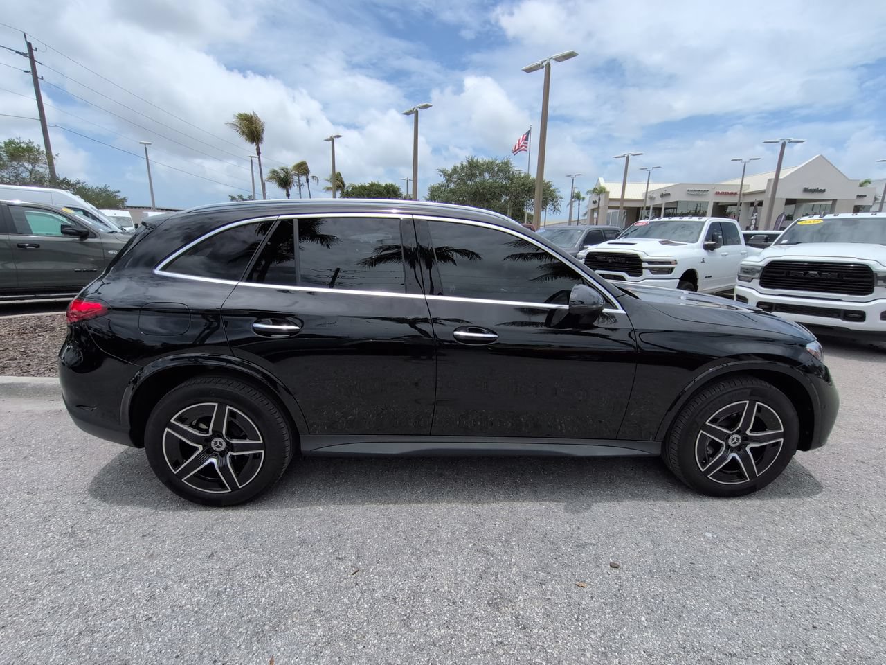 Used 2025 Mercedes-Benz GLC 300 4MATIC image 4