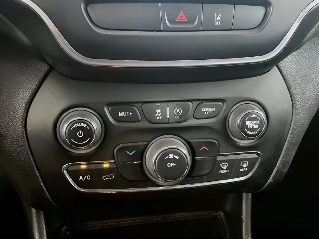 Used 2022 Jeep Cherokee Latitude AWD/4WD image 15