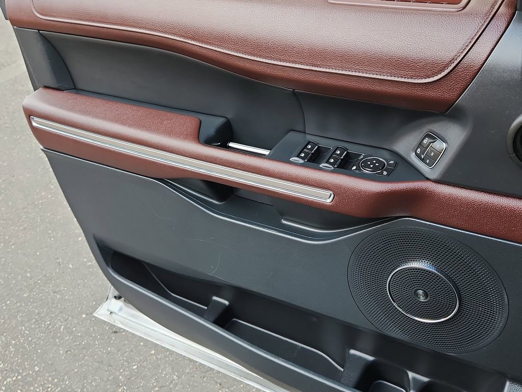 Used 2022 Ford Expedition Limited image 6