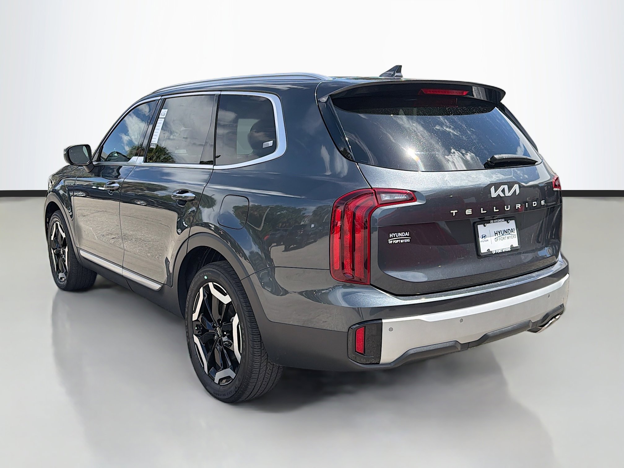 Used 2024 Kia Telluride S w/ S Sunroof Package image 5