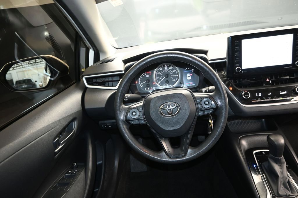 Used 2022 Toyota Corolla LE FWD image 30