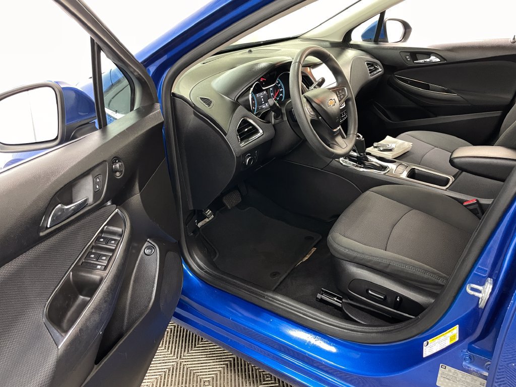 Used 2018 Chevrolet Cruze LT w/ Convenience Package FWD image 18