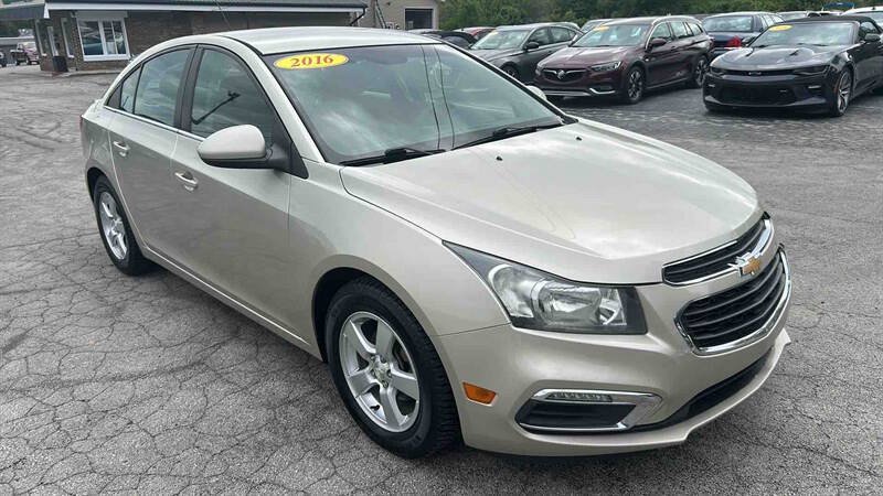 Used 2016 Chevrolet Cruze LT FWD image 2