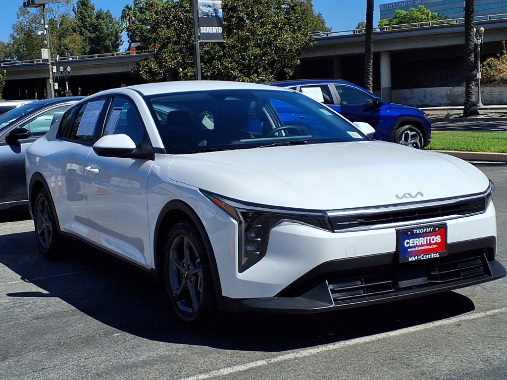 Certified 2025 Kia K4 FWD image 3
