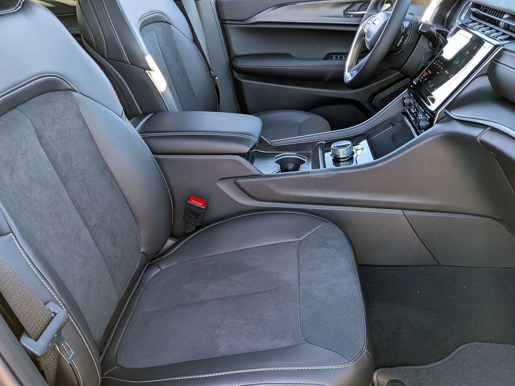 New 2025 Jeep Grand Cherokee L Altitude image 35