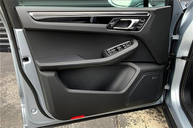 New 2025 Porsche Macan image 27