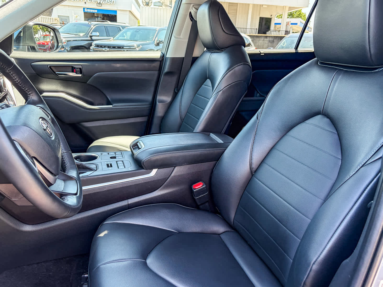 Used 2023 Toyota Highlander XLE AWD/4WD image 16