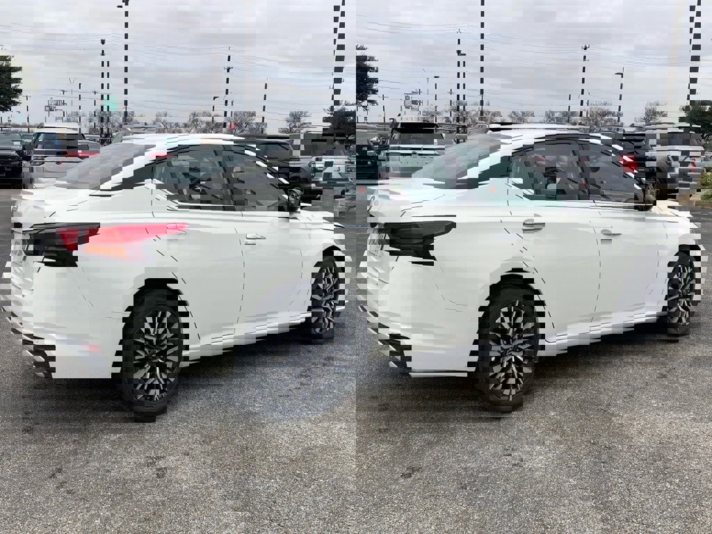 Used 2025 Nissan Altima 2.5 SV image 4