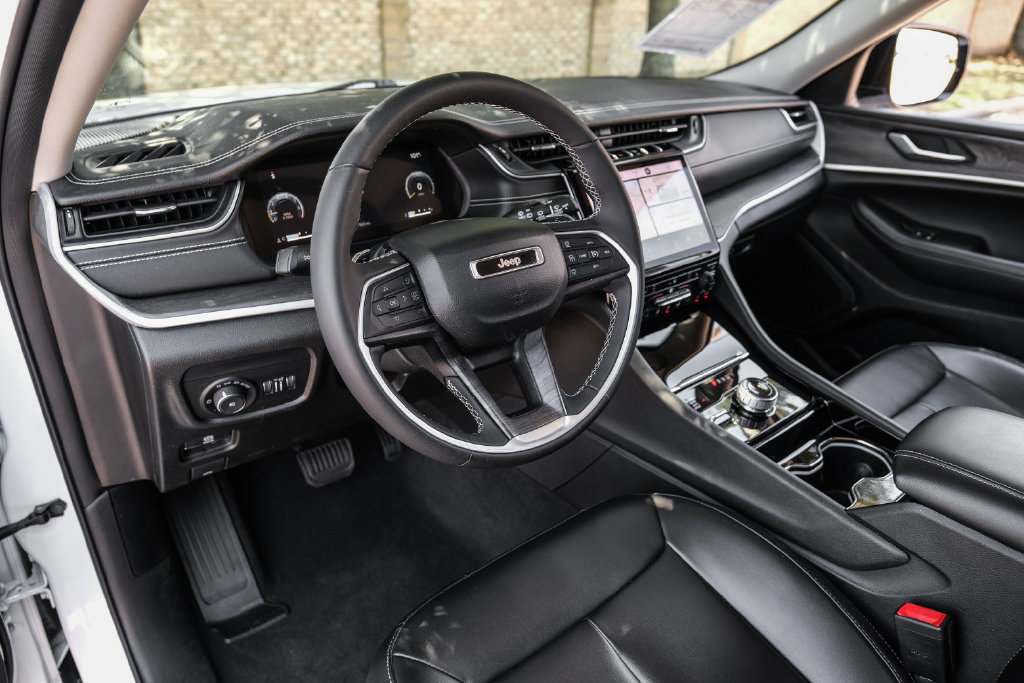 Used 2023 Jeep Grand Cherokee L Limited AWD/4WD image 26