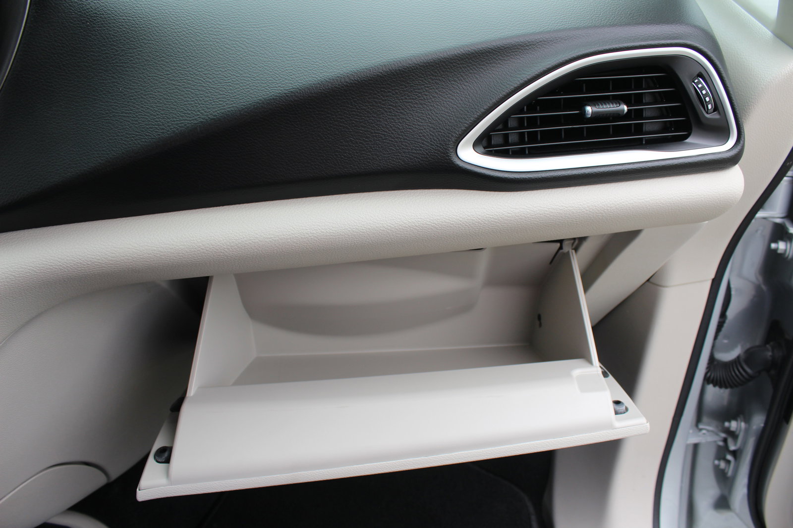 Used 2024 Chrysler Pacifica Select image 55