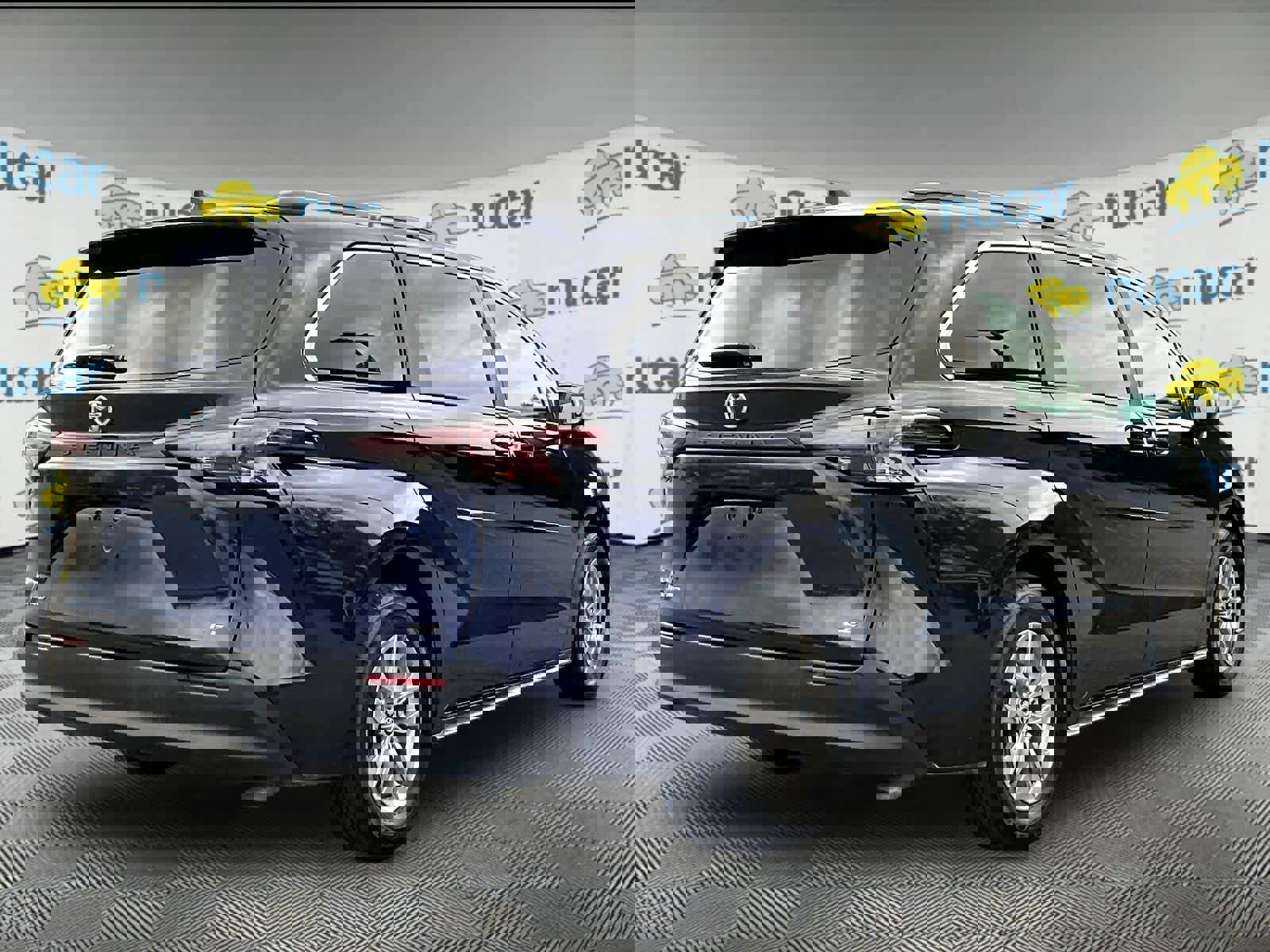 Used 2025 Toyota Sienna LE image 6