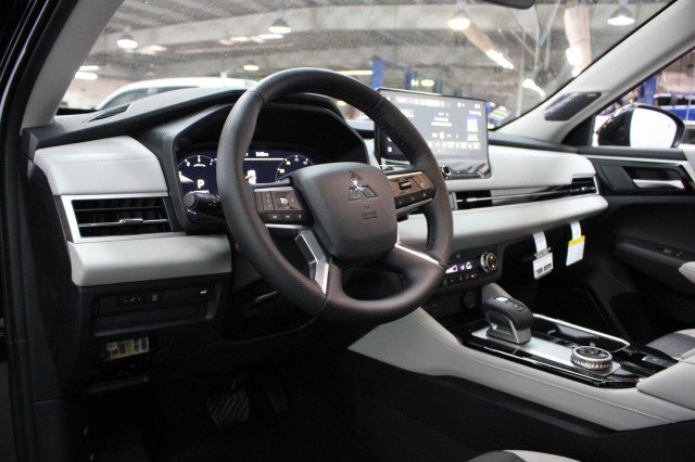 New 2026 Mitsubishi Outlander SE image 5