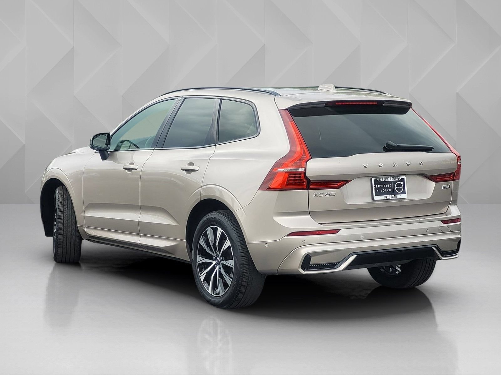 Used 2025 Volvo XC60 B5 Plus AWD/4WD image 6