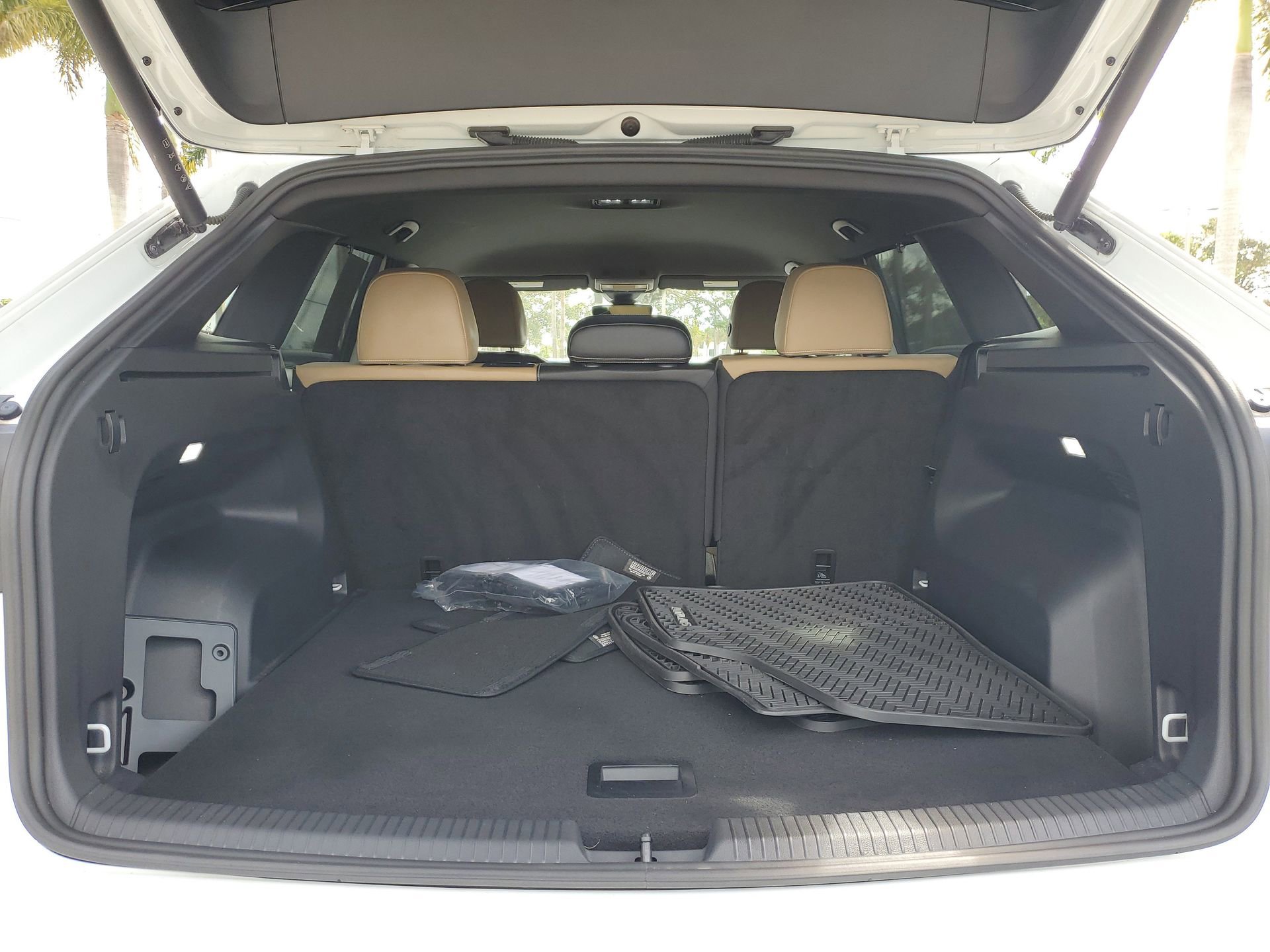 Used 2025 Volkswagen Atlas Cross Sport SE w/ Black Wheel Package image 9