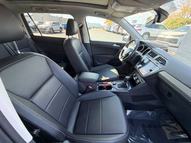 Certified 2021 Volkswagen Tiguan SE w/ Panoramic Sunroof Package AWD/4WD image 26